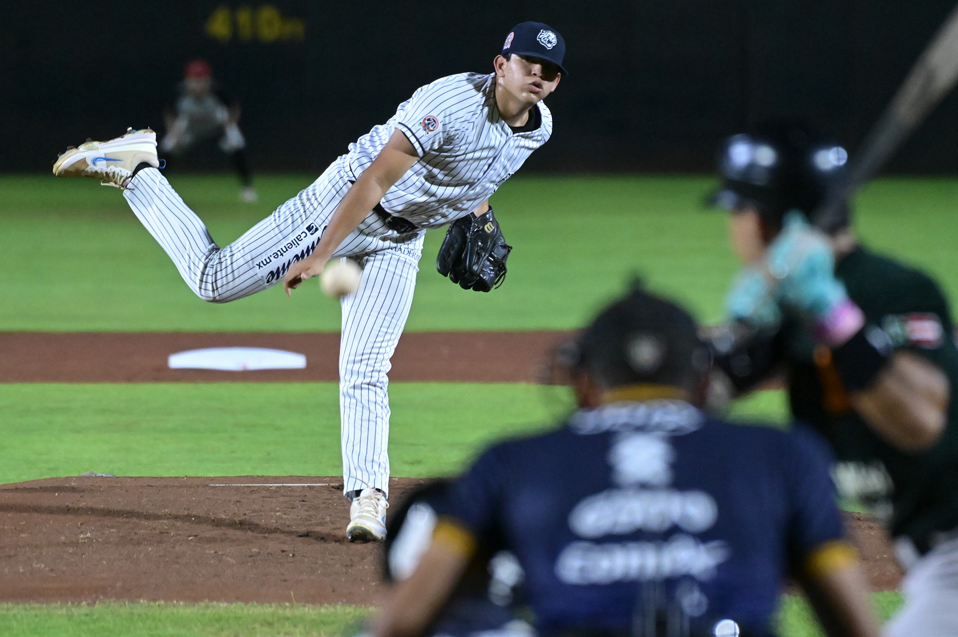 Lanzador de los Tigres de Quintana Roo realiza un lanzamiento durante el duelo ante los Leones de Yucatán en el torneo Rising Stars 2025 en Cancún